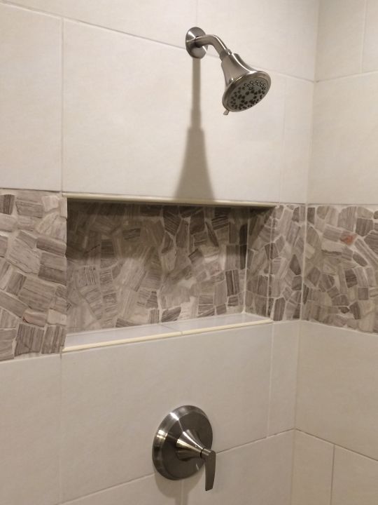 Accent niche between shower valve and shower head